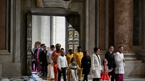 Miles de fieles procedentes de todo el mundo han peregrinado a la Puerta Santa de la Basílica de San Pedro, abierta el 24 de diciembre de 2024 por el Papa Francisco, y que será cerrada el 6 de enero de 2026 por el Papa León XIV.