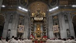 Mama Kanisa anatufundisha kwamba, Kristo Yesu amezaliwa mnyenyekevu zizini, katika familia maskini. 