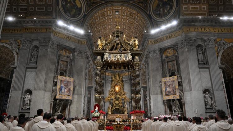 Mama Kanisa anatufundisha kwamba, Kristo Yesu amezaliwa mnyenyekevu zizini, katika familia maskini. 