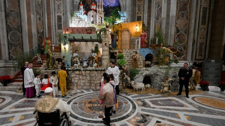 Papa reza diante do presépio