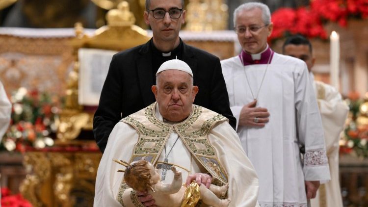 Papa carrega o Menino Jesus