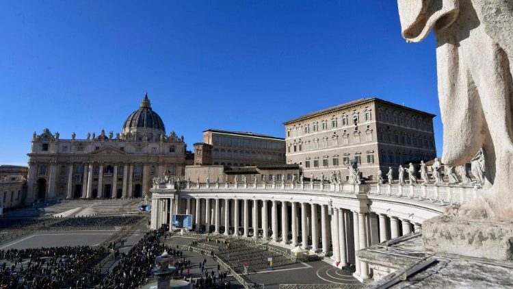 Friss, tiszta időben a Szent Péter tér a déli Úrangyala imádság idején   