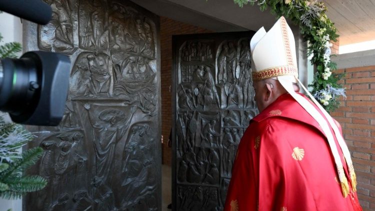 Papa hap Portën Shenjte dhe kremton Meshën në burgun romak Rebibbia 