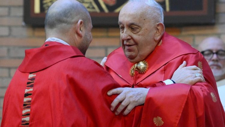 Il Papa abbraccia il vescovo Ambarus