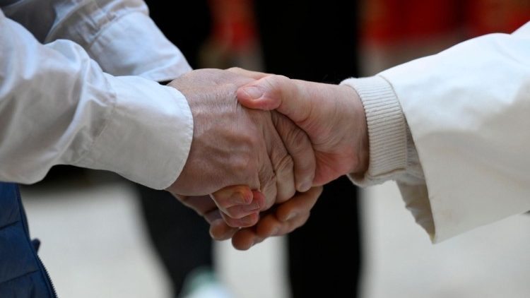 Francisco durante abertura da Porta Santa no Presídio de Rebibbia, em Roma