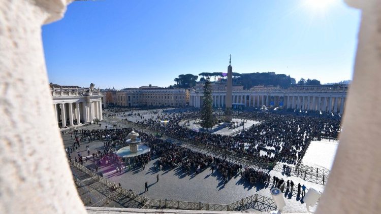 Fiéis e peregrinos rezam o Angelus com o Papa Francisco (Vatican News)