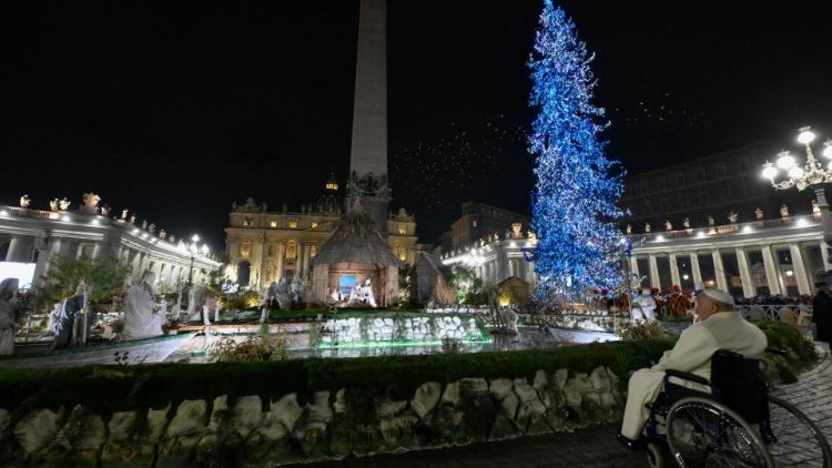 Papa reza diante do pres&eacute;pio
