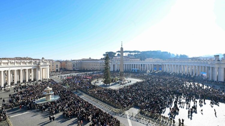 Il pieno sole al primo Angelus di Papa Francesco in San Pietro