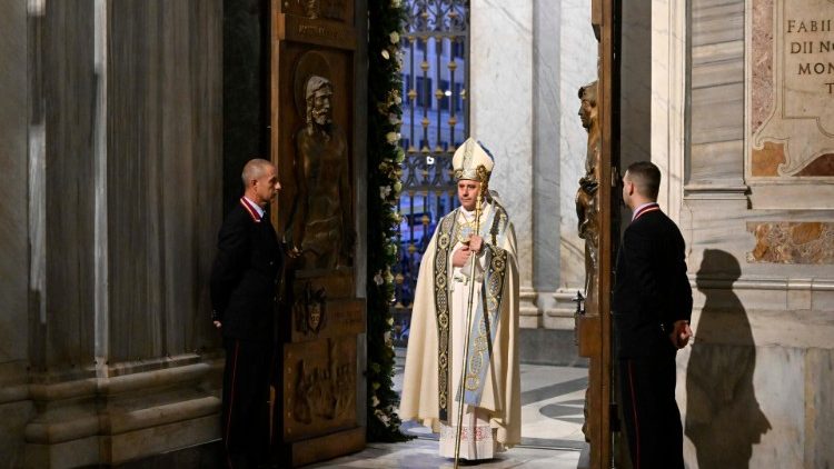 Obřad otevřen&iacute; Svat&eacute; br&aacute;ny v bazilice Panny Marie Větš&iacute;
