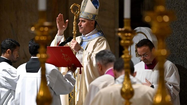 Kardināls Makrickas vada svētku dievkalpojumu