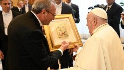 അംഗങ്ങളുമൊപ്പം ഫ്രാൻസിസ് പാപ്പാ 