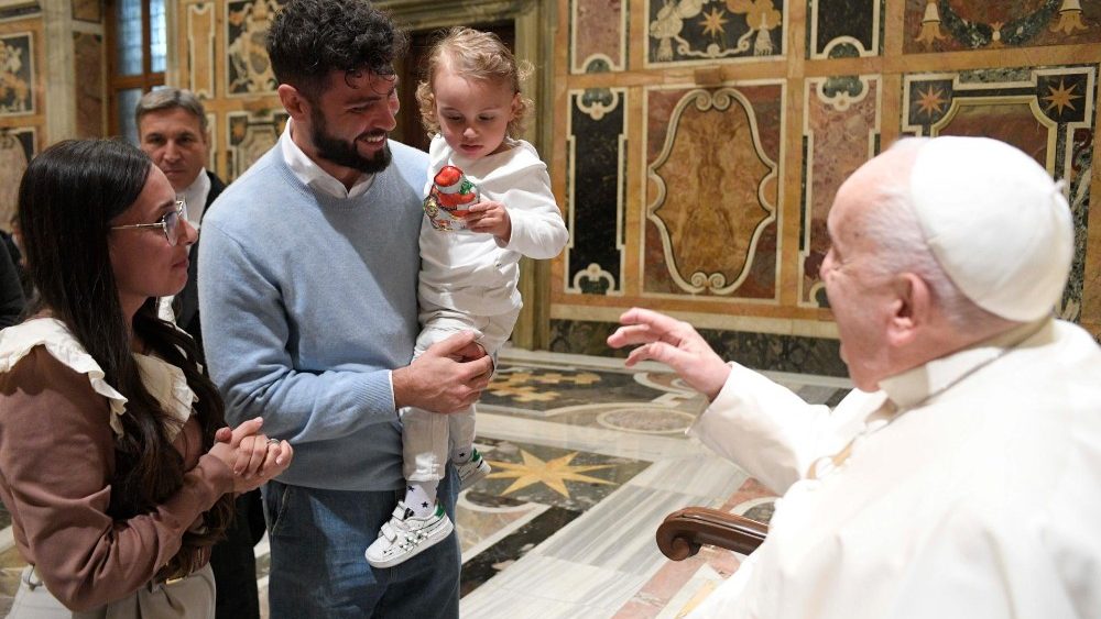 Францішак з дэлегацыяй Італьянскага саюза сляпых і слабавідушчых