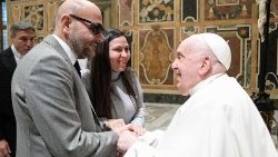 Ferenc pápa a Vakok és Gyengénlátók Olasz Szövetségének tagjaival