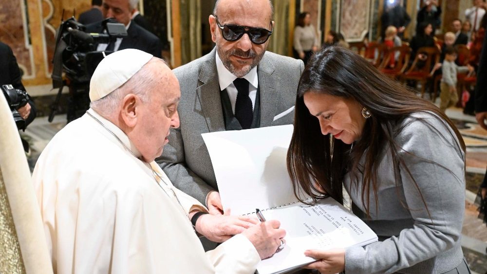 Францішак з дэлегацыяй Італьянскага саюза сляпых і слабавідушчых