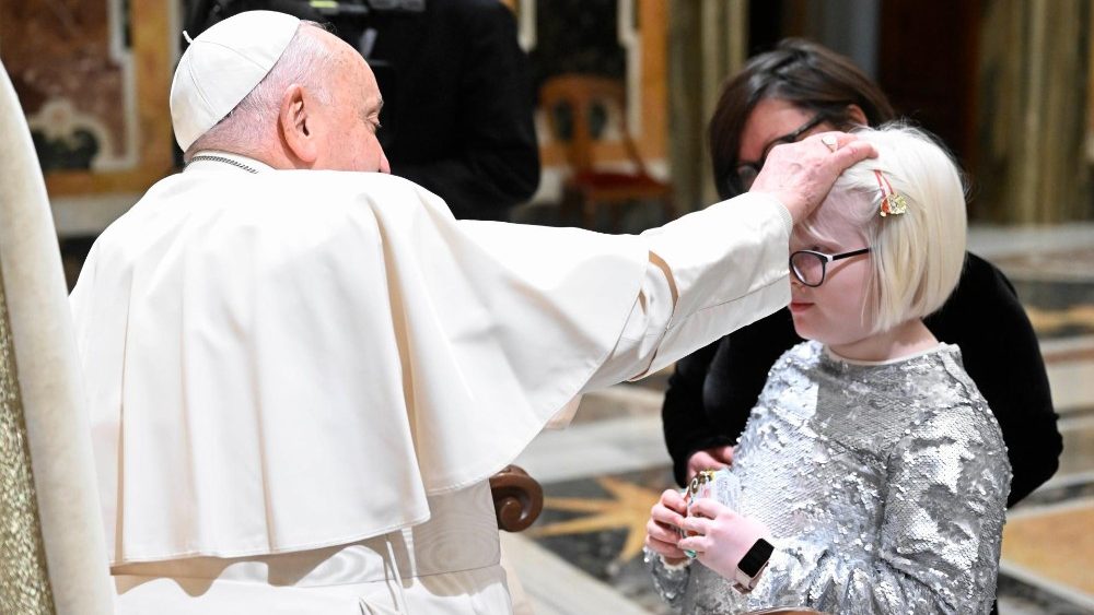 Францішак з дэлегацыяй Італьянскага саюза сляпых і слабавідушчых