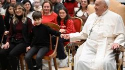 Papa Françesku me anëtarët e Bashkimit Italian të të Verbërve dhe të Personave me Shikim të Dëmtuar, gjatë audiencës së sotme, 3 janar, në Sallën Klementine