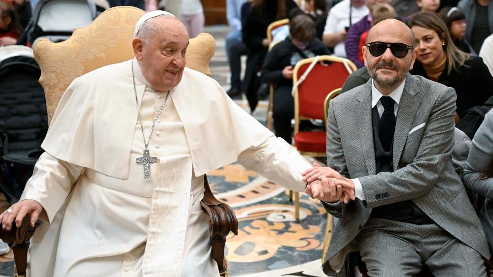 Францішак з дэлегацыяй Італьянскага саюза сляпых і слабавідушчых