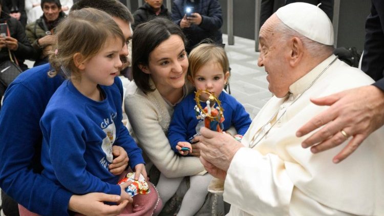 Papież z pielgrzymami na audiencji ogólnej