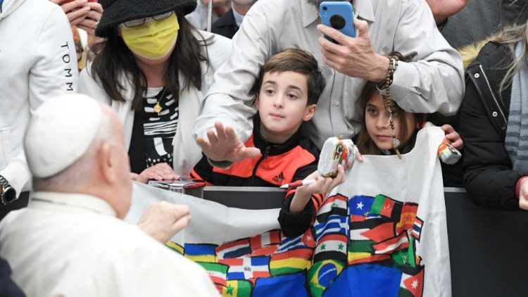 Gyermekek a vatikáni VI. Pál teremben a pápai audiencián