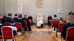 അംഗങ്ങളുമായി ഫ്രാൻസിസ് പാപ്പാ കൂടിക്കാഴ്ച്ച നടത്തുന്നു 