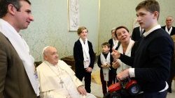 Jsme povoláni vytvářet prostor, v němž se mohou mladí lidé plně projevit, řekl papež svým hostům