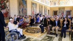 അംഗങ്ങളുമായുള്ള സമ്മേളനത്തിൽ നിന്ന്