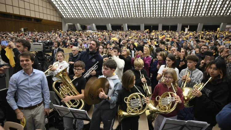 Niños, jóvenes, adultos, personas mayores, procedentes de todas partes del mundo, llenaron el Aula Pablo VI en la primera Audiencia Jubilar del Papa Francisco. (Vatican Media) 