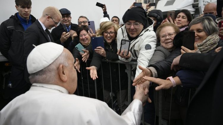 El Santo Padre saluda a algunos de los miles de peregrinos que acudieron a la primera Audiencia Jubilar en el Aula Pablo VI. (Vatican Media)