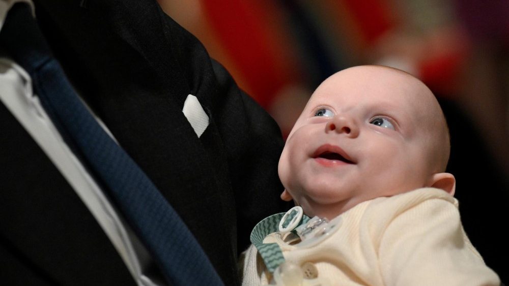 Papa Francesco battezza 21 bambini nella Cappella Sistina