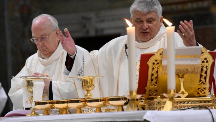 Kardinali Conrad alimsaidia Papa