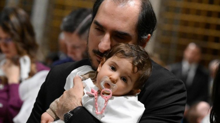 Eines der Kinder mit seinem Vater