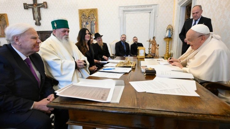 El Papa en la audiencia con Haji Dede Edmond Brahimaj, líder de la Comunidad Bektashi de Tirana