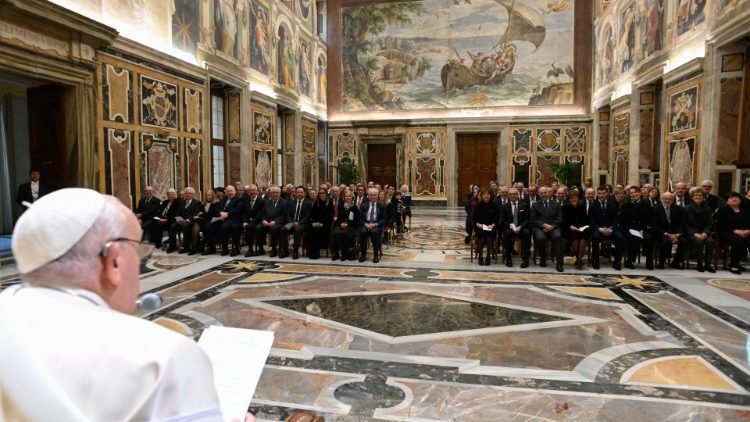 Papa encontra membros da Fundação da Guarda Suíça