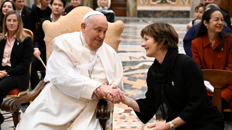 Papst Franziskus und die frühere Schweizer Bundesrätin Ruth Metzler, Präsidentin der Stiftung der Schweizergarde
