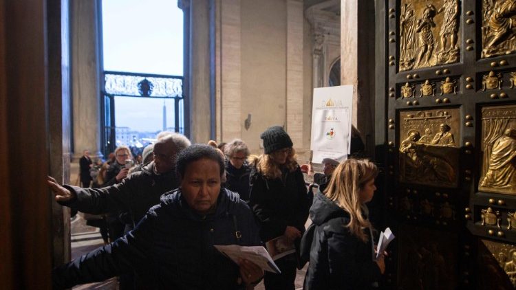 Peregrinas atravessando a Porta Santa 