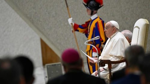 Папа: Богородица учит вере, упованию на Бога и радости