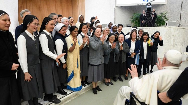 Ferenc pápa szerzetesnővéreket köszönt 