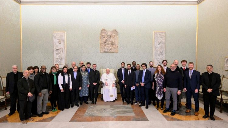 "പാപ്പായുടെ ആഗോളപ്രാർത്ഥനാശൃംഖല" എന്ന പ്രസ്ഥാനത്തിലെ അംഗങ്ങൾക്ക് ഫ്രാൻസിസ് പാപ്പാ കൂടിക്കാഴ്ച അനുവദിച്ചപ്പോൾ