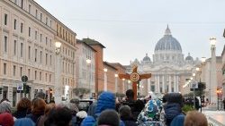 2025.01.25 Uczestnicy Jubileuszu Komunikacji w drodze do Bazyliki św. Piotra.