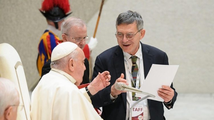 Papst Franziskus bei der Begegnung in der vatikanischen Audienzhalle. Seinen vorbereiteten Redetext hat er nicht verlesen, sondern Präfekt Paolo Ruffini überreicht.