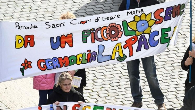 Besimtarët në sheshin e Shën Pjetrit për Engjëllin