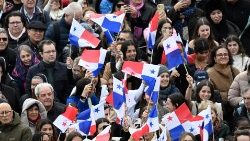 Veriaci na námestí sv. Petra v nedeľu 26. januára 2025 