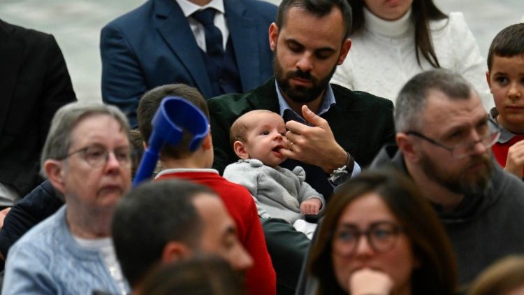 Poutníci v aule Pavla VI.