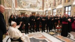 स्पेन के सेमिनरी छात्रों से मुलाकात करते संत पापा फ्राँसिस