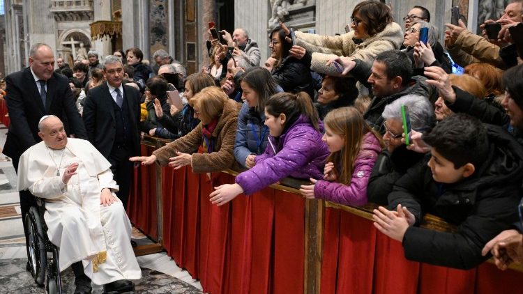 Papež zdraví poutníky ve Vatikánské bazilice