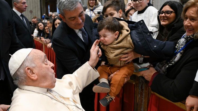 Papa Francesco abbraccia i fedeli nella seconda Udienza giubilare dell'Anno Santo