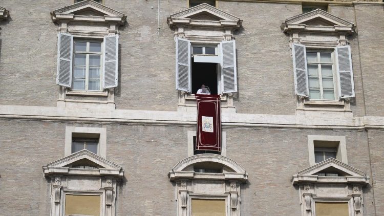 Il Papa si affaccia dalla finestra dello studio del Palazzo Apostolico