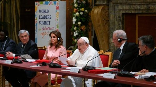 El Papa Francisco en la clausura de la Cumbre Internacional sobre los Derechos de los Niños el lunes 3 de febrero de 2025 en el Palacio Apostólico Vaticano. (Vatican Media)