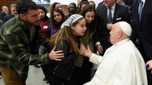 El Papa Francisco saluda a los jóvenes participantes en el encuentro "Meaning Meets Us" al final de la Audiencia General del miércoles 5 de febrero. (Vatican Media)