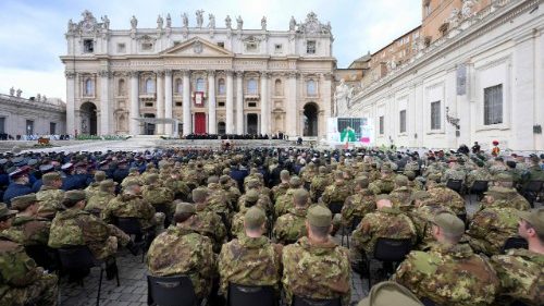 Papež Frančišek: Oborožena služba le za legitimno samoobrambo